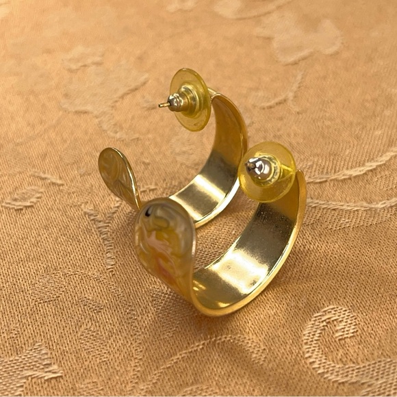 Vintage Painted Enamel Gold Hoop Earrings Post Back Retro Scroll Swirl Design - Picture 3 of 10